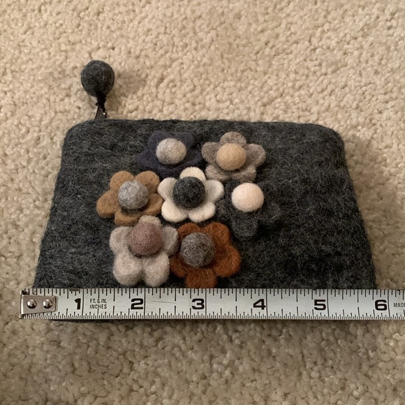 Wild Woolies 100% Wool Flower Power Gray Coin Purse Wallet NWOT - Picture 3 of 11